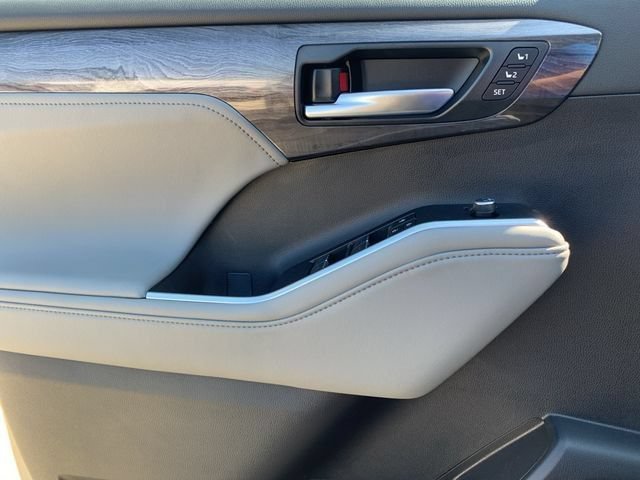 New 2025 Toyota Highlander Platinum AWD/4WD image 11