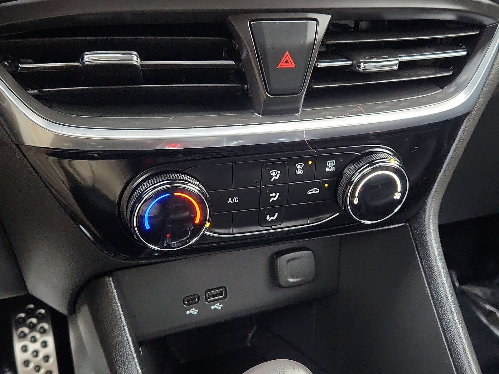 Used 2024 Buick Encore GX Sport Touring image 16