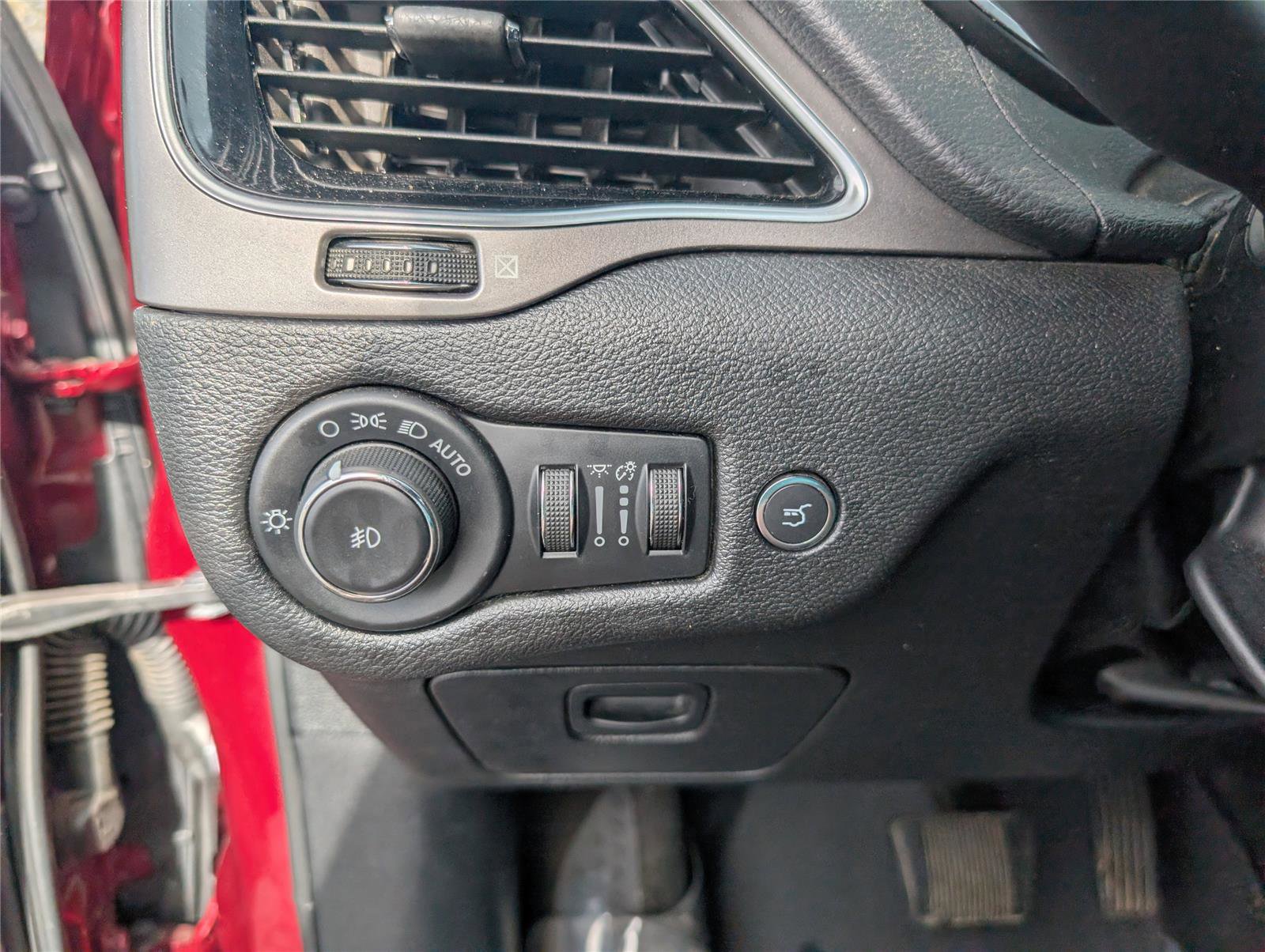 Used 2020 Jeep Cherokee Limited image 27