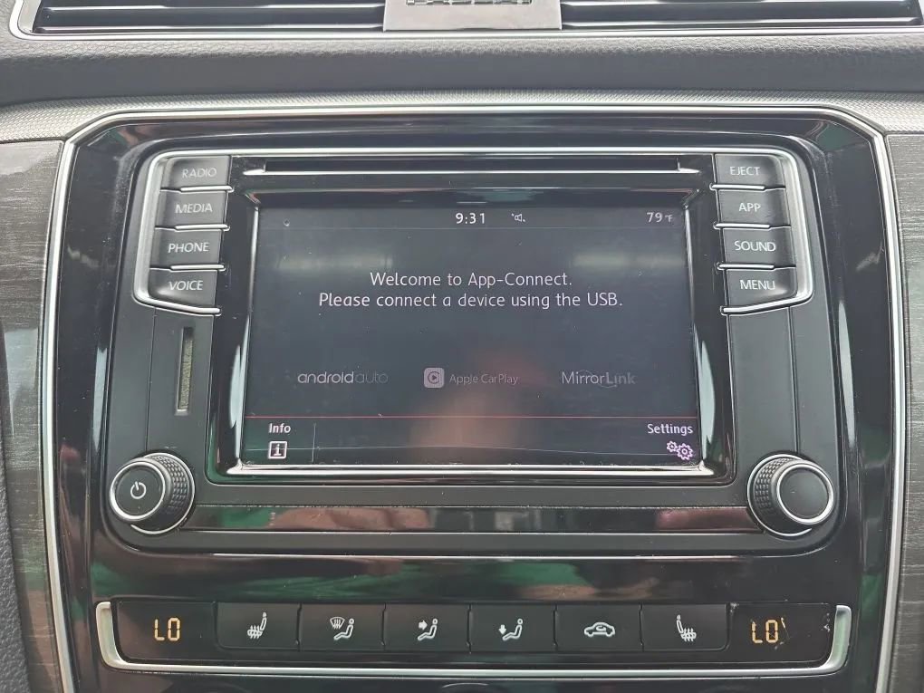 Used 2018 Volkswagen Passat 2.0T SE FWD image 25