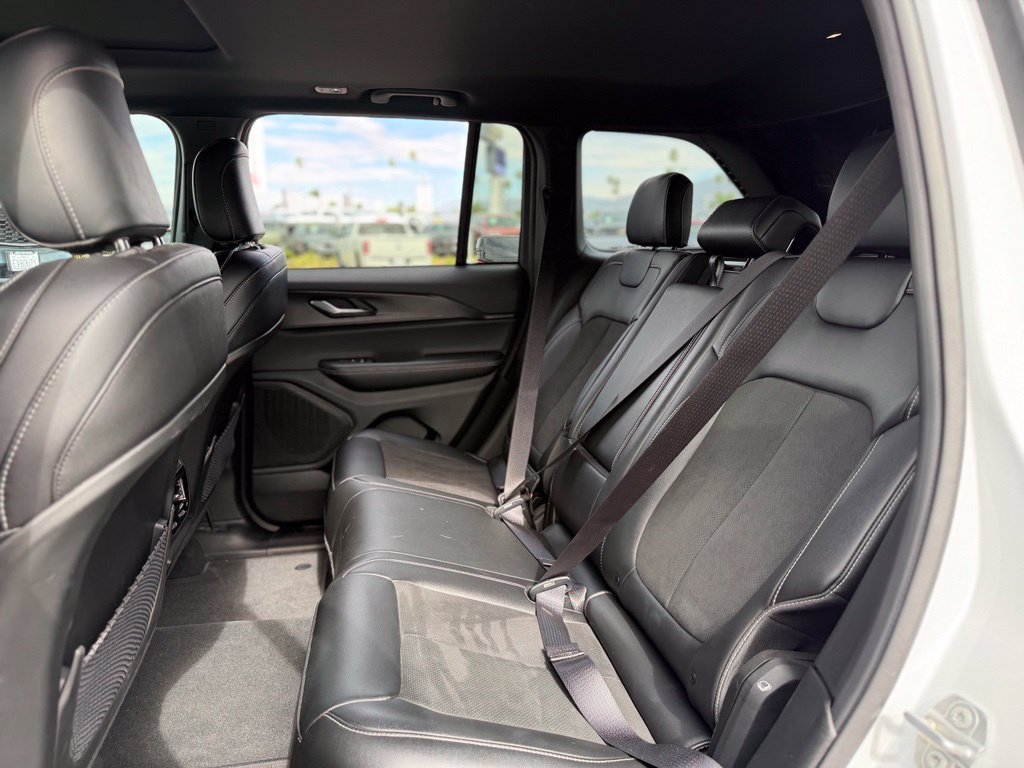Used 2025 Jeep Grand Cherokee Altitude RWD image 4