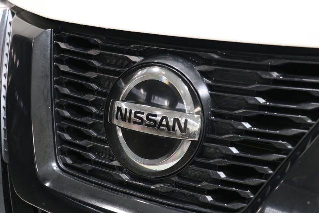 Used 2018 Nissan Rogue SV w/ Premium Package image 12