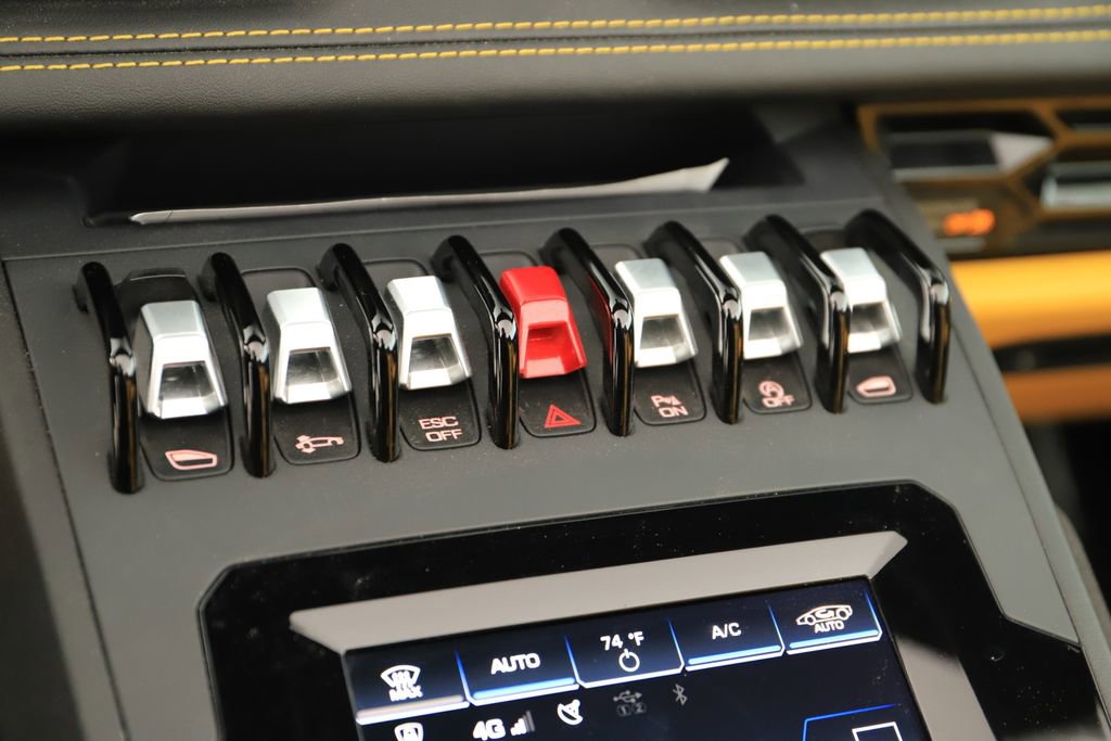 Used 2020 Lamborghini Huracan EVO RWD image 23