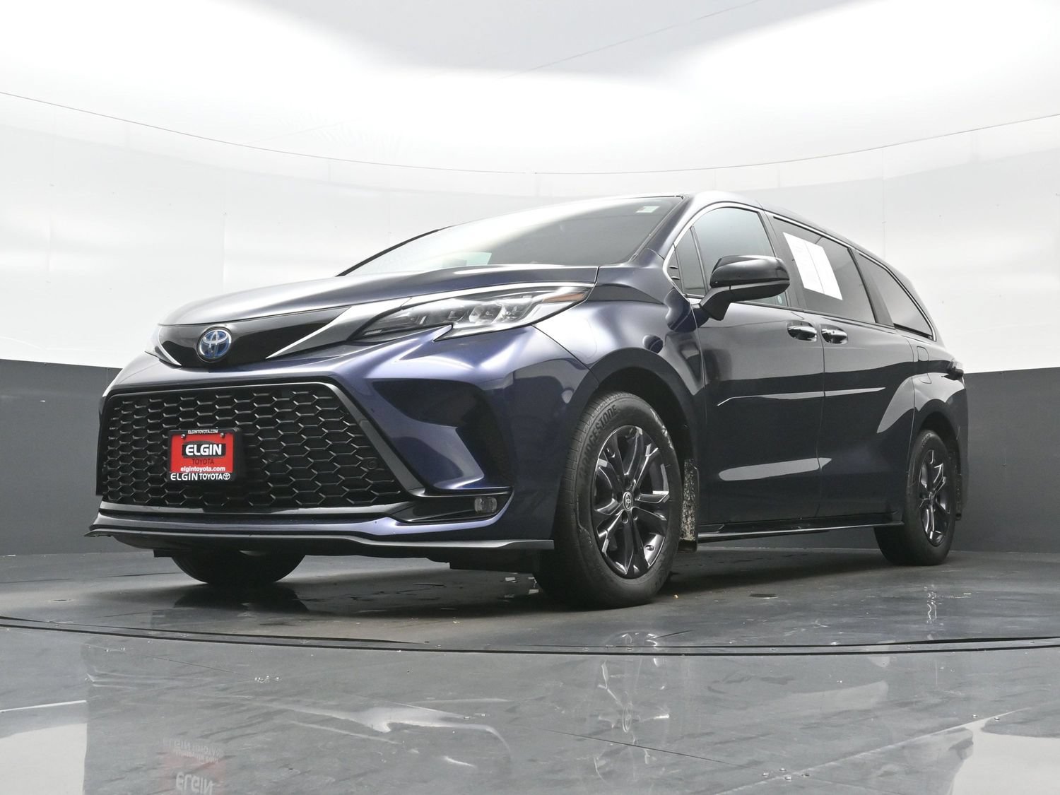 Used 2024 Toyota Sienna XSE AWD/4WD image 30