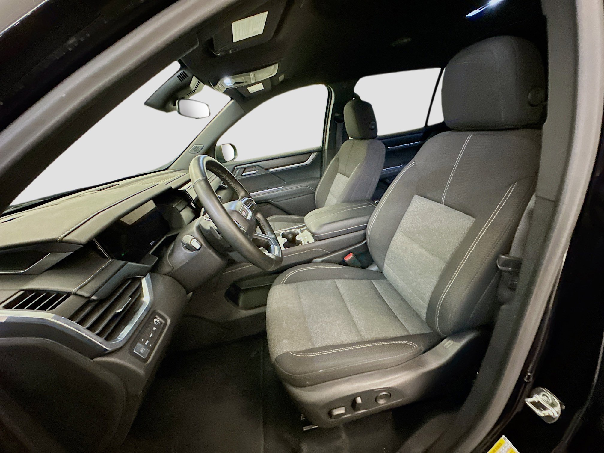 Used 2025 GMC Acadia Elevation image 13