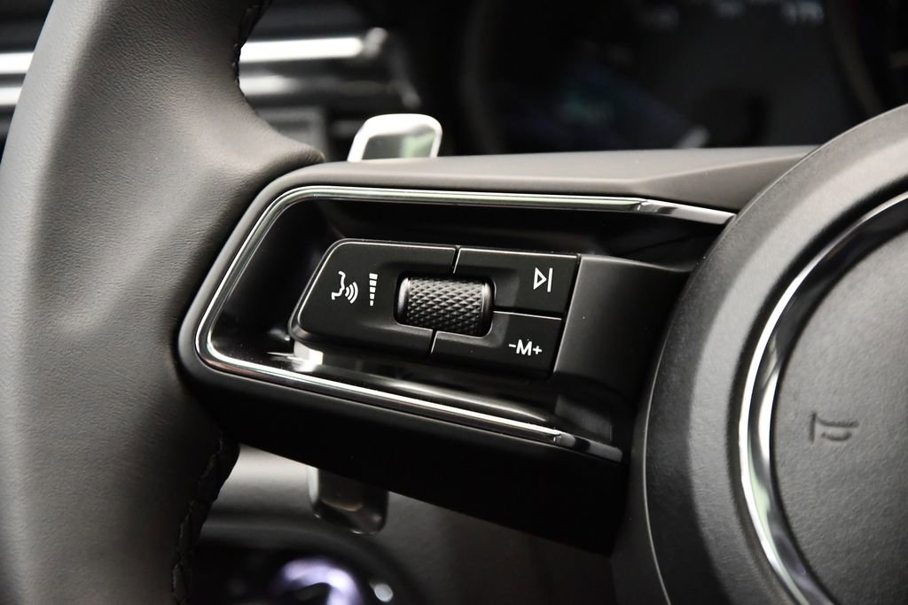 Used 2025 Porsche Macan image 25