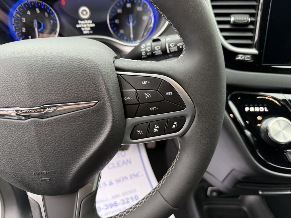 Used 2026 Chrysler Pacifica Select FWD image 23