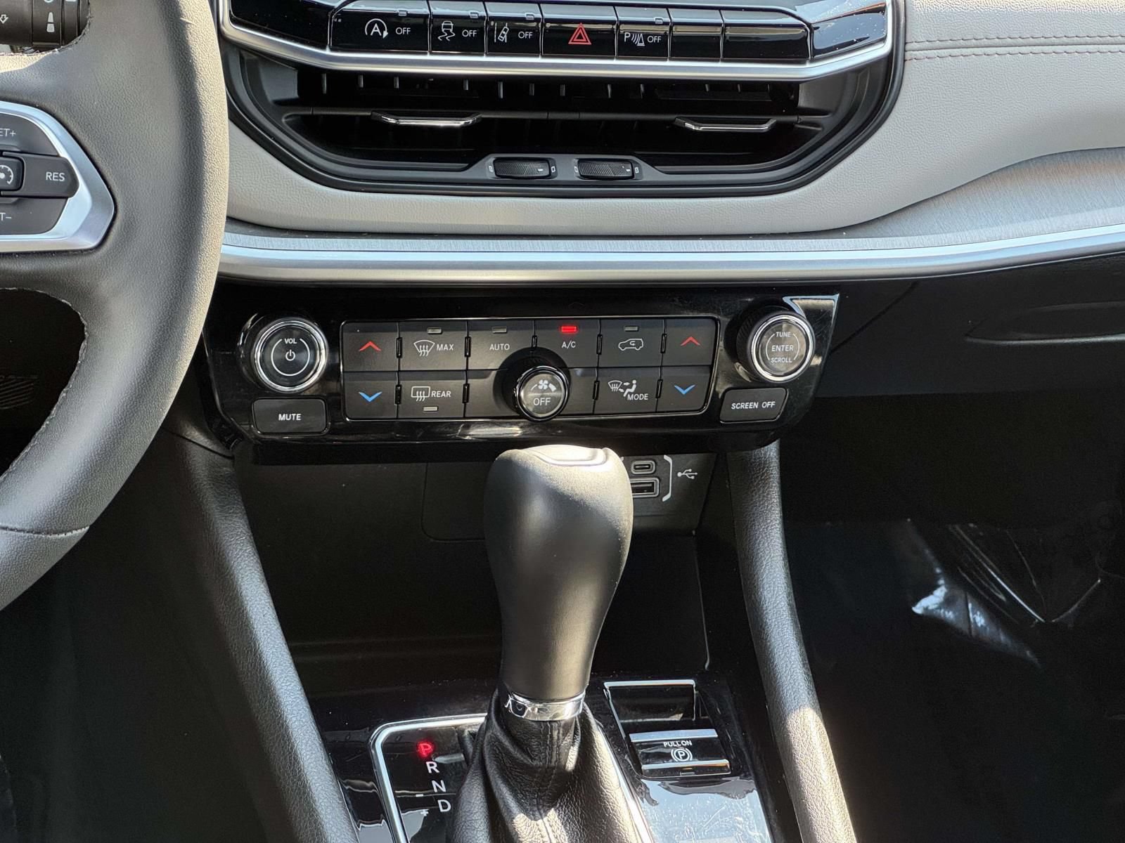 Used 2025 Jeep Compass Limited AWD/4WD image 4