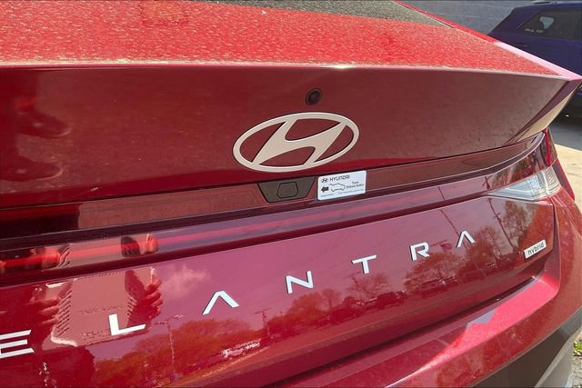 New 2025 Hyundai Elantra Limited image 18