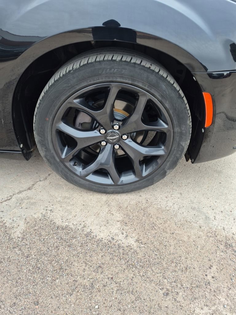 Used 2020 Chrysler 300 Touring w/ Sport Appearance Package image 11