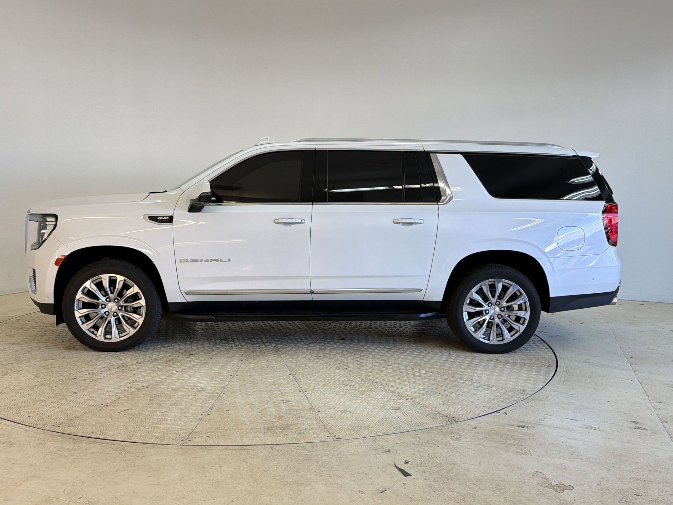 Used 2024 GMC Yukon XL Denali w/ Advanced Technology Package image 2