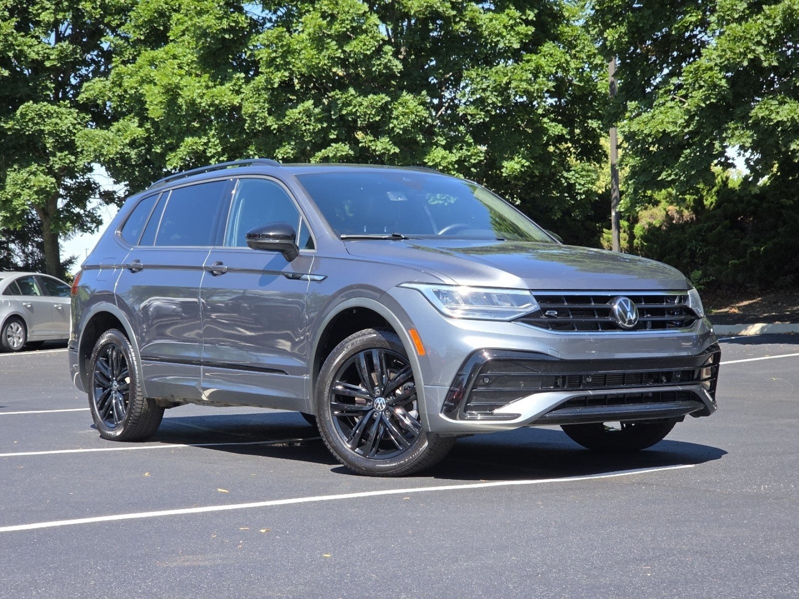 Used 2022 Volkswagen Tiguan SE R-Line AWD/4WD image 2