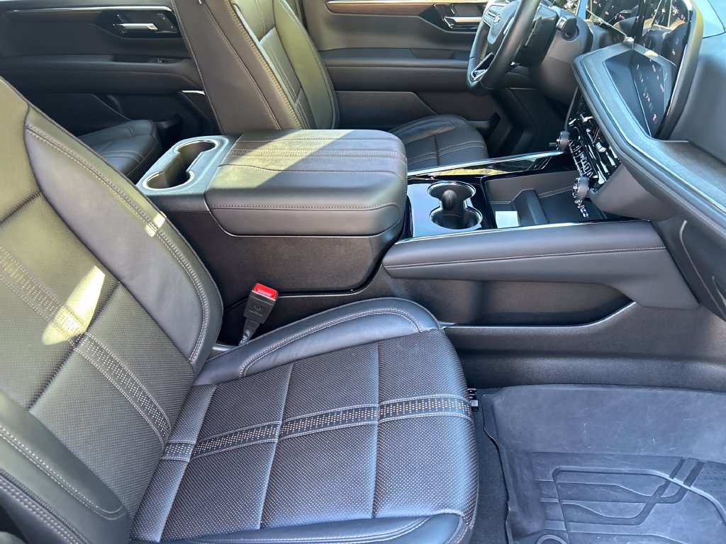 Used 2025 Chevrolet Suburban High Country AWD/4WD image 14