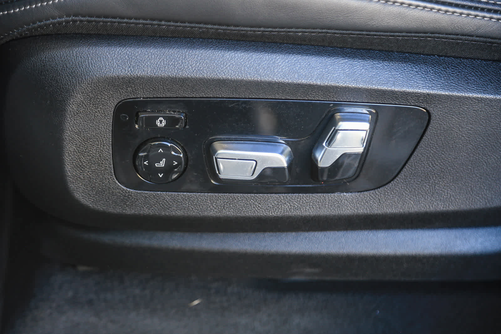 Certified 2025 BMW X5 M60i image 18