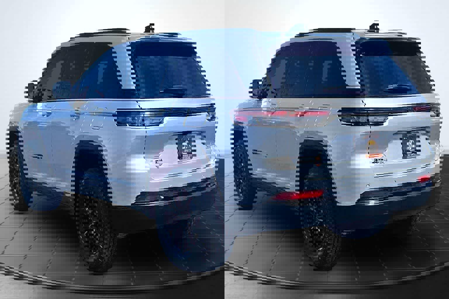 Used 2024 Jeep Grand Cherokee Altitude image 4