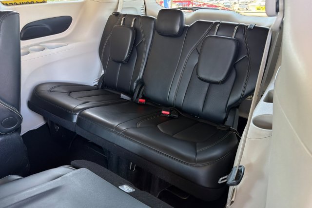 Used 2024 Chrysler Pacifica Limited FWD image 18