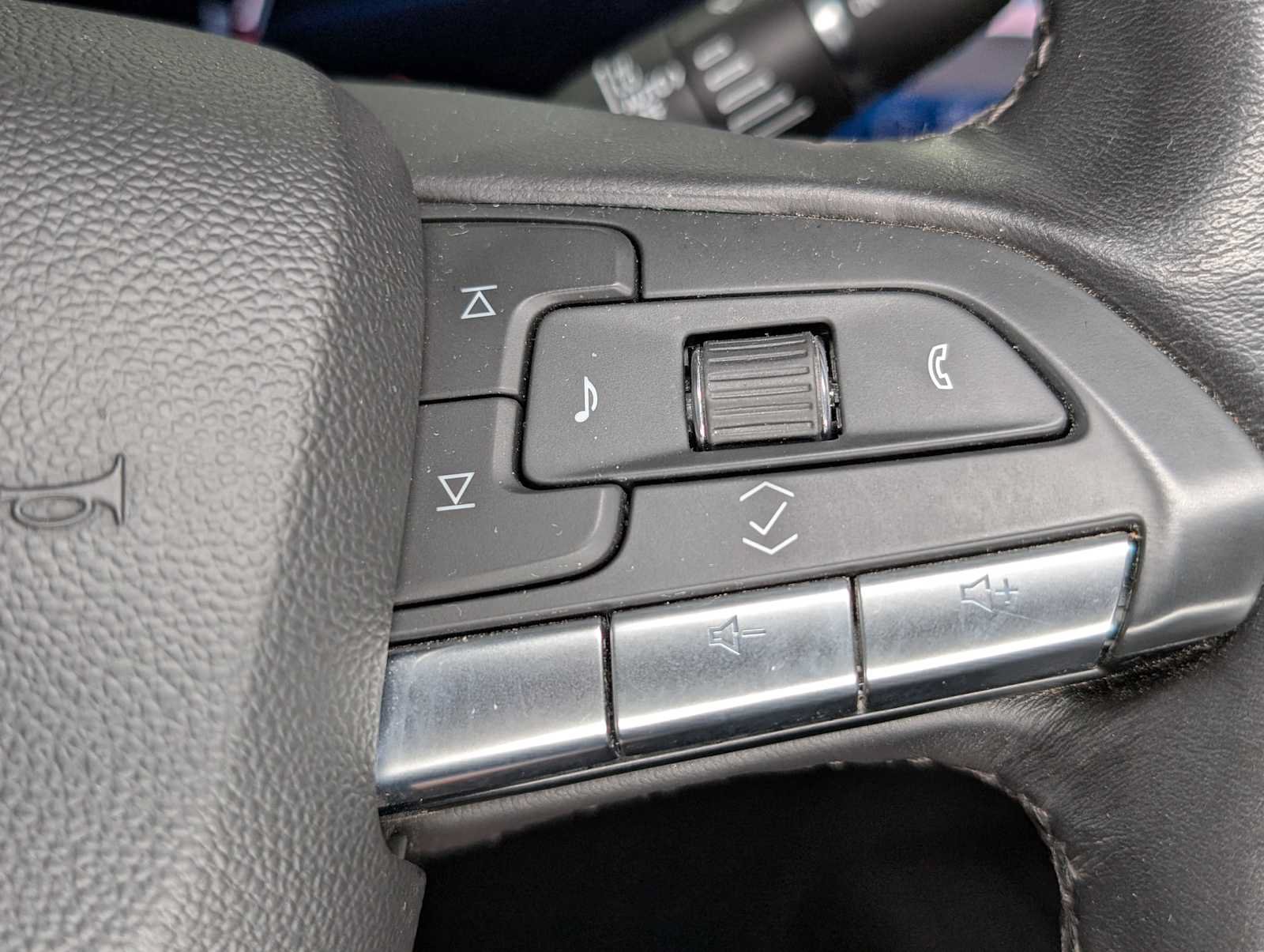 Certified 2025 Cadillac XT4 Premium Luxury AWD/4WD image 38