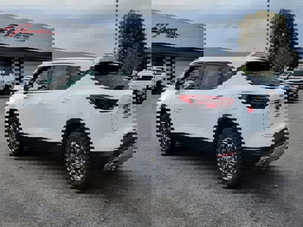 Used 2023 Chevrolet Blazer LT image 3