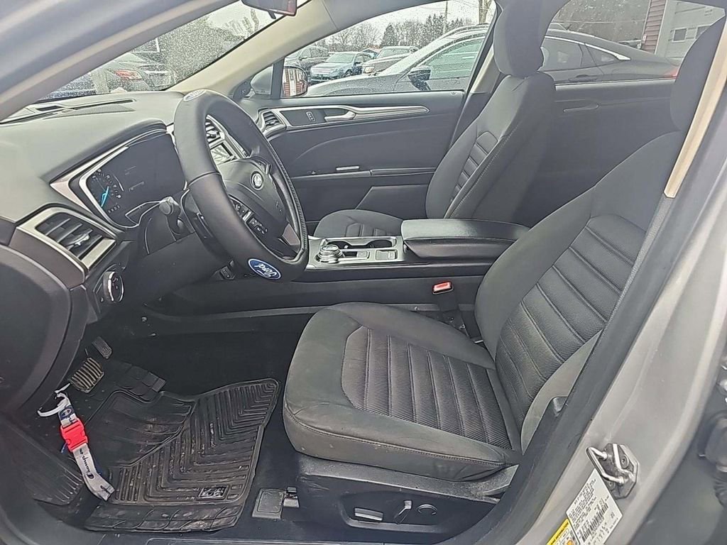 Used 2017 Ford Fusion SE w/ Fusion SE Technology Package image 11