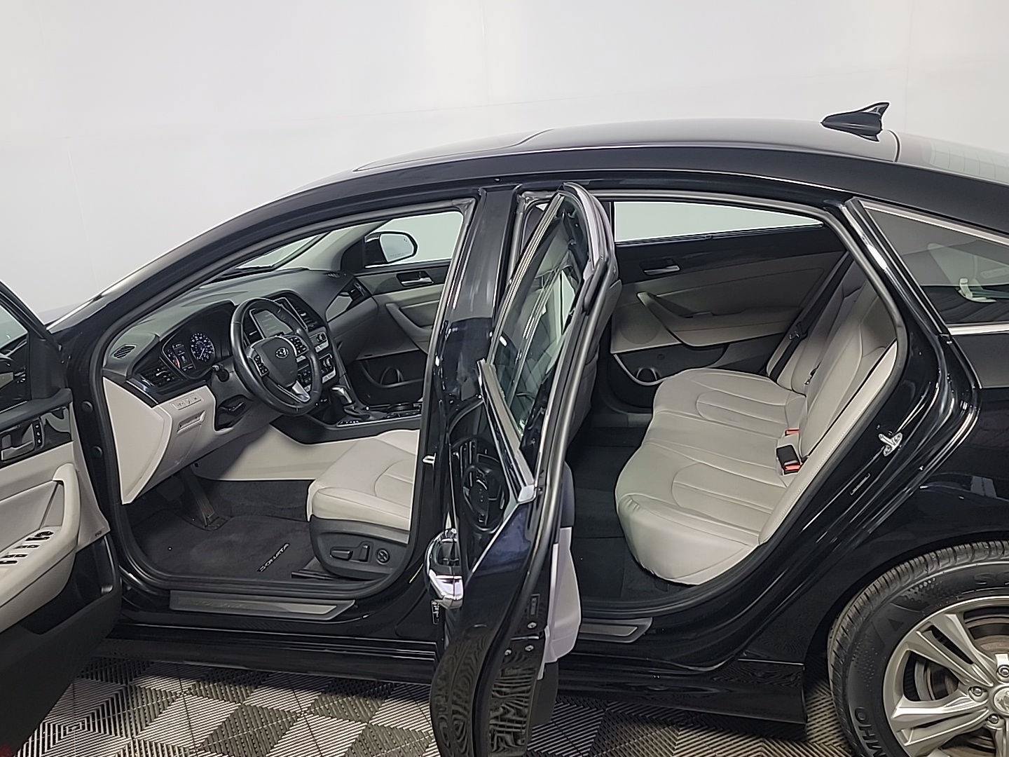 Used 2018 Hyundai Sonata Limited w/ Limited Ultimate Package 03 FWD image 15