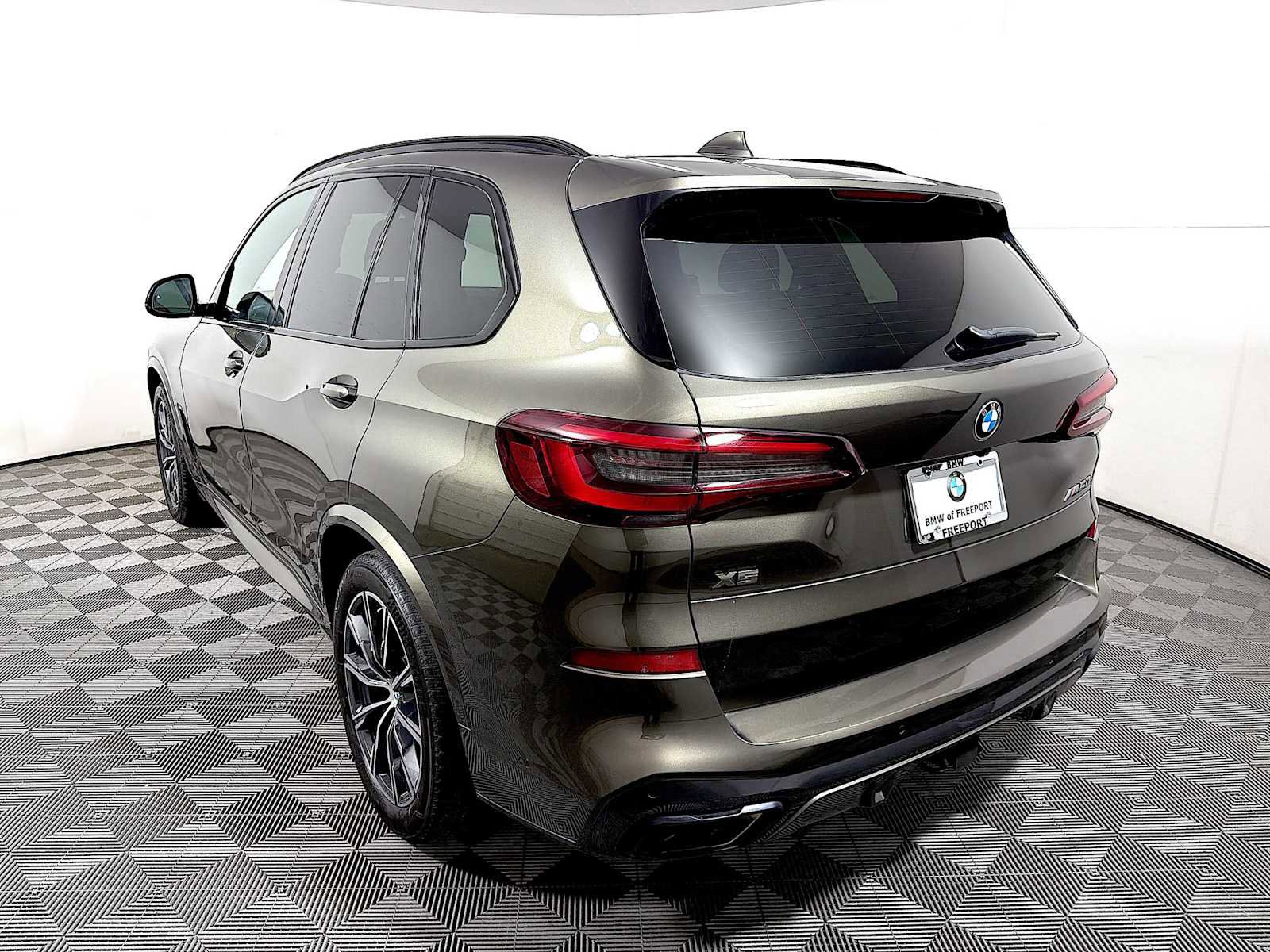 Used 2023 BMW X5 M50i w/ Parking Assistance Package image 5