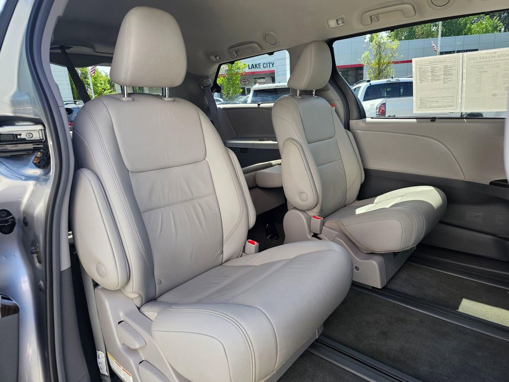 Used 2018 Toyota Sienna XLE w/ XLE Navigation Package AWD/4WD image 12