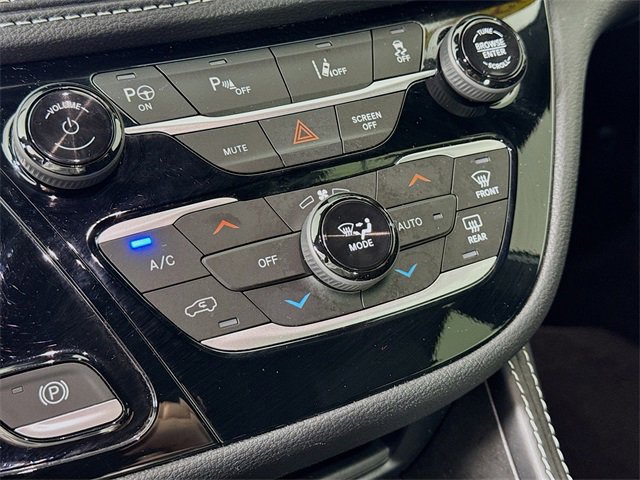 Used 2025 Chrysler Pacifica Premium image 17