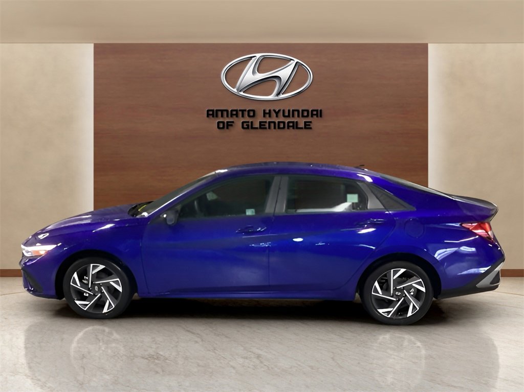 Used 2025 Hyundai Elantra Sport image 2