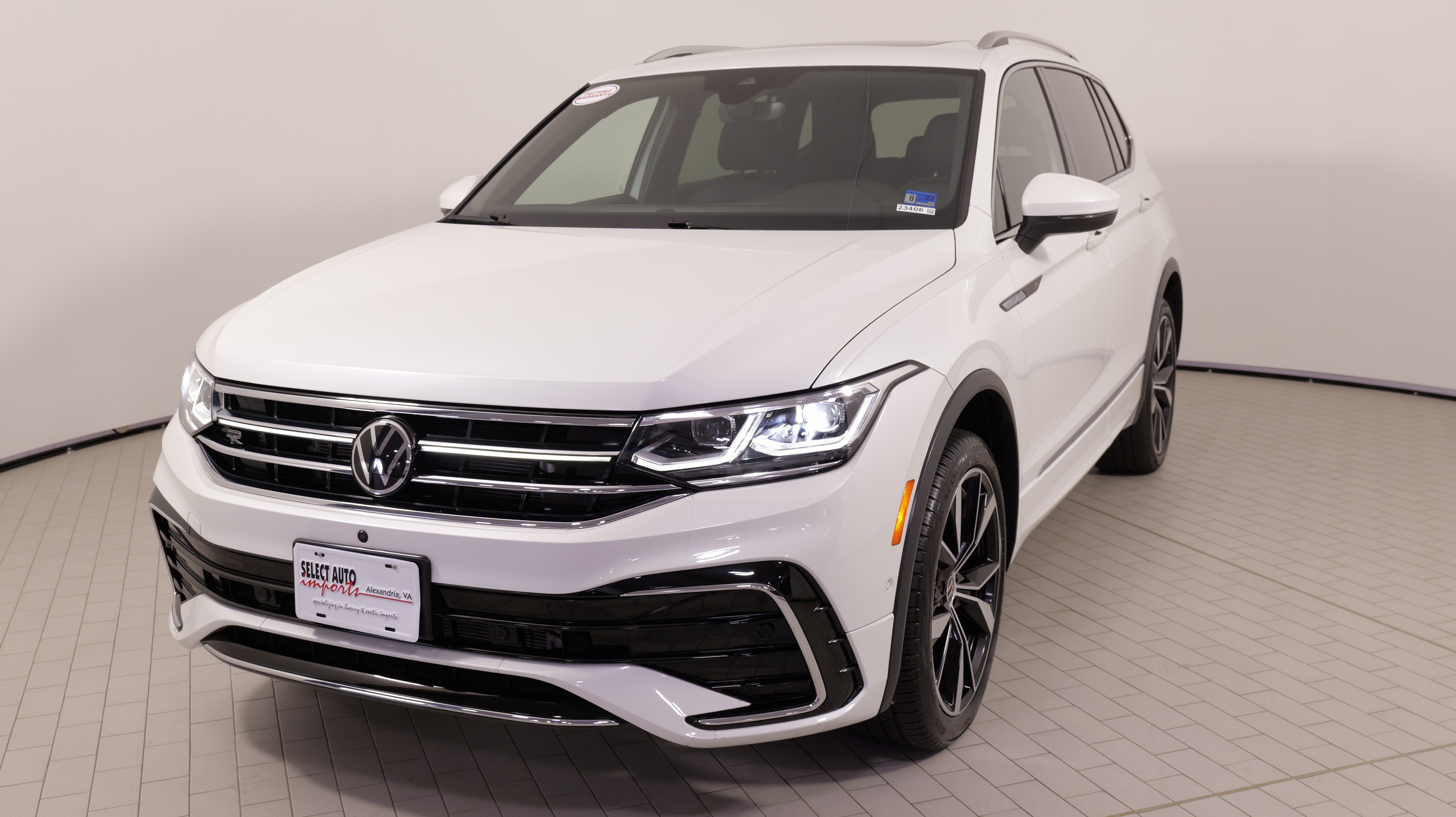 Used 2024 Volkswagen Tiguan SEL R-Line AWD/4WD image 4