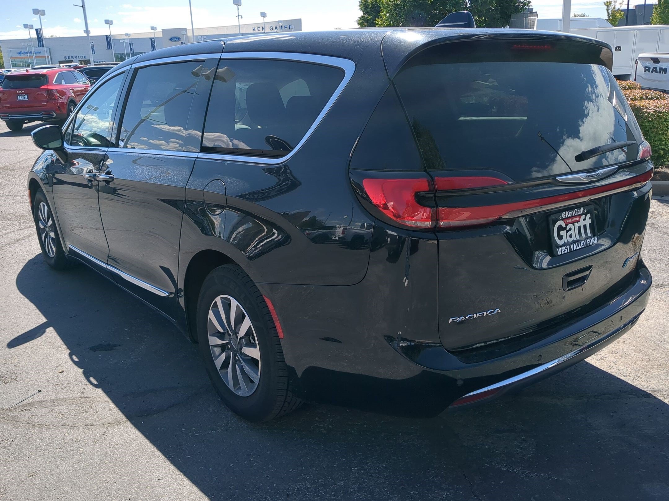 Used 2023 Chrysler Pacifica Limited FWD image 8