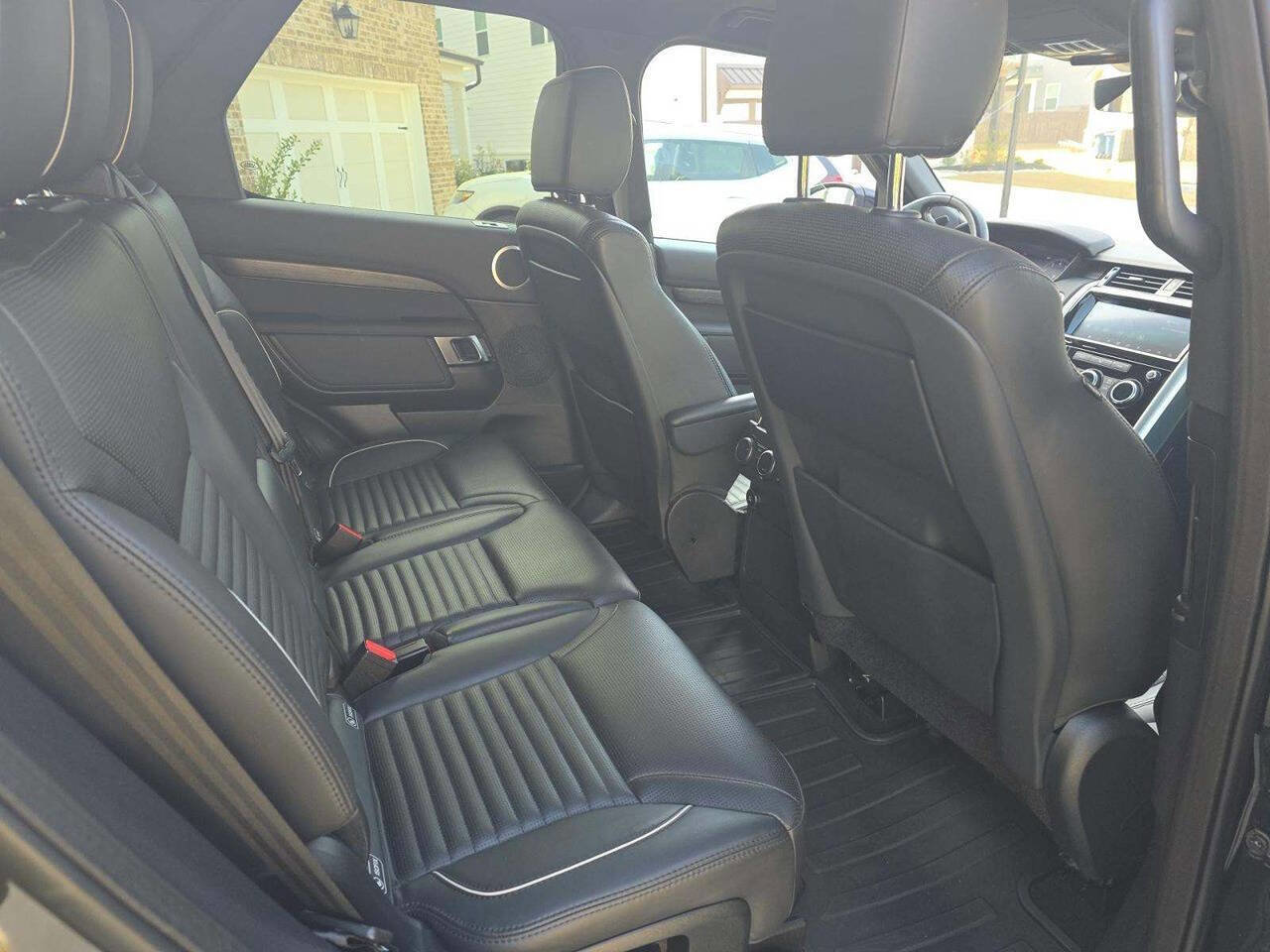 Used 2019 Land Rover Discovery HSE image 9