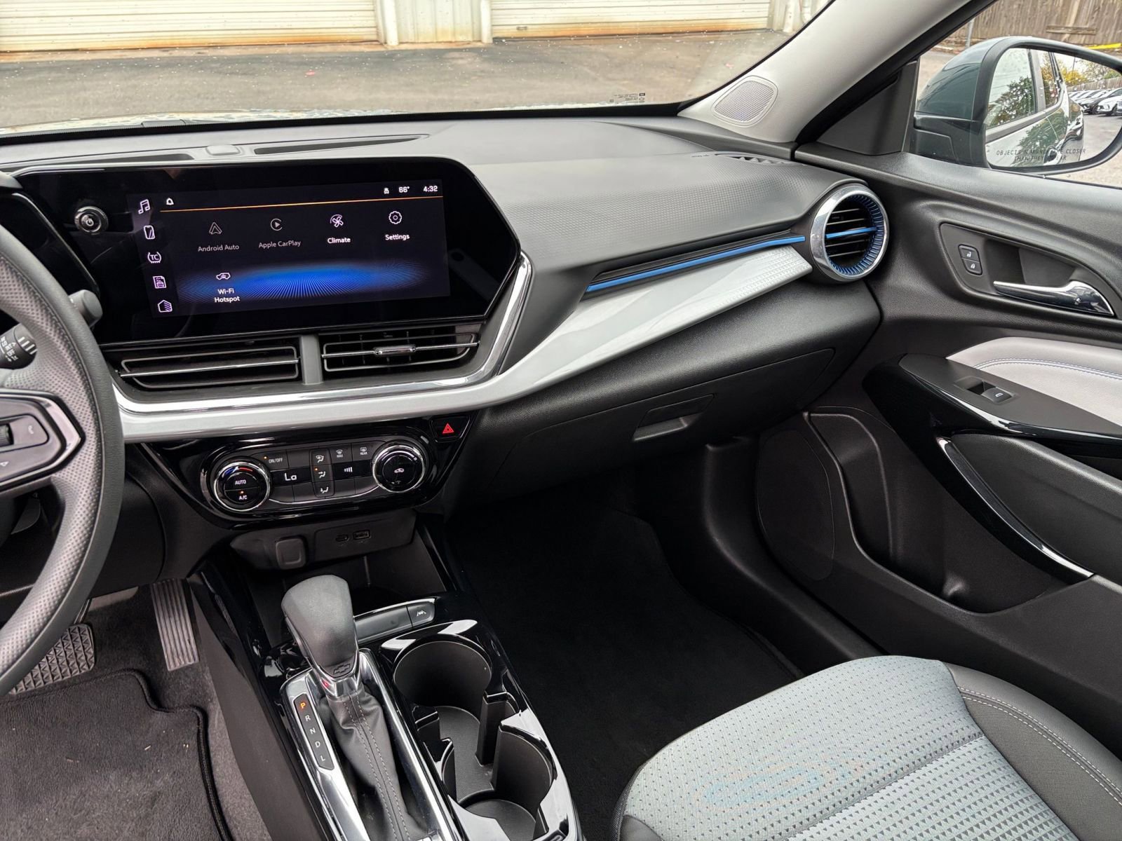 Used 2025 Chevrolet Trax LT image 29