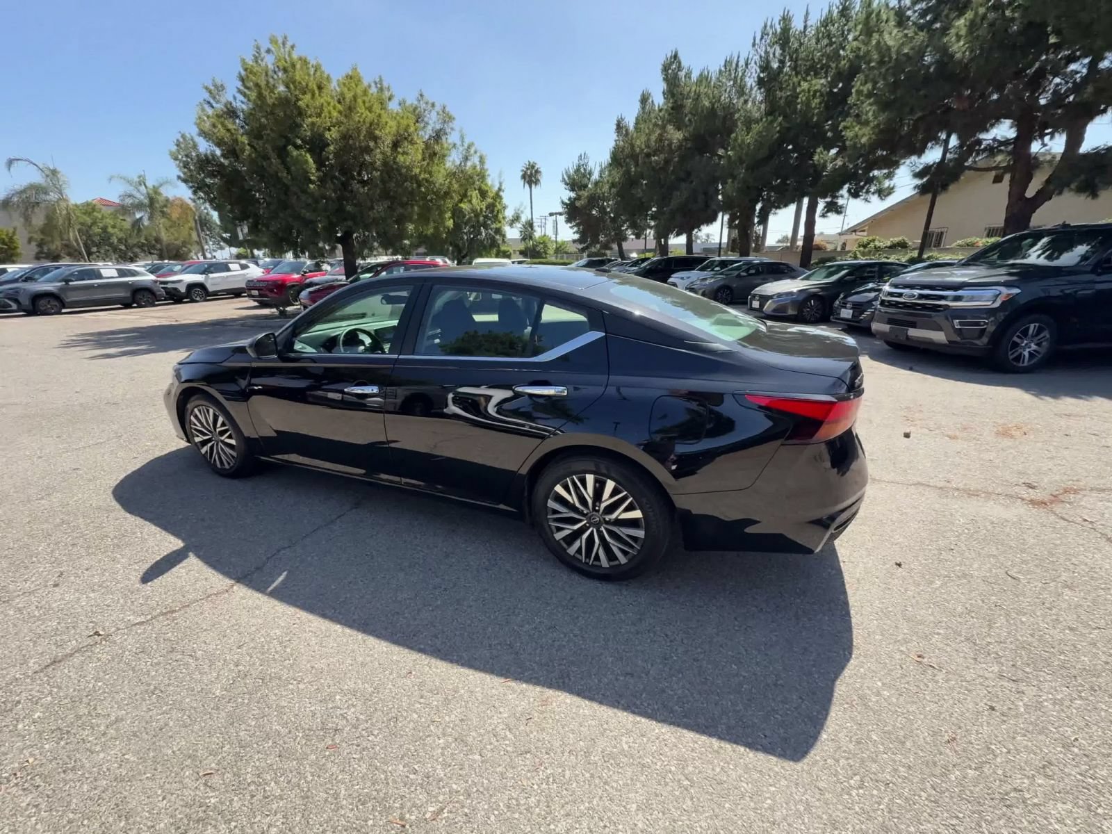 Used 2025 Nissan Altima 2.5 SV FWD image 9