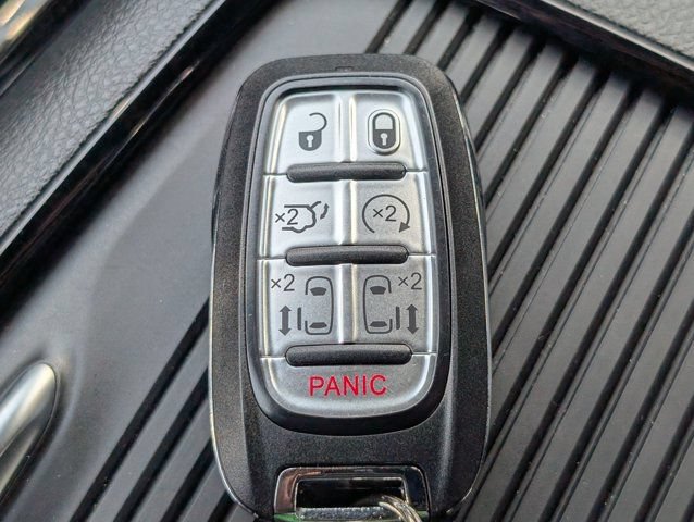 Used 2025 Chrysler Pacifica Limited FWD image 32