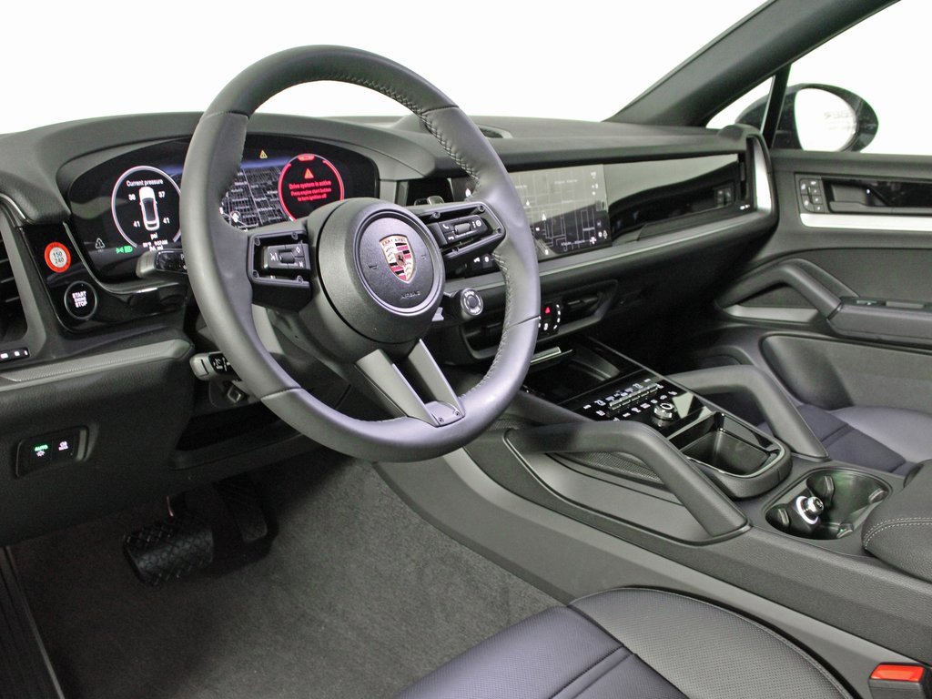 Used 2025 Porsche Cayenne Coupe image 4