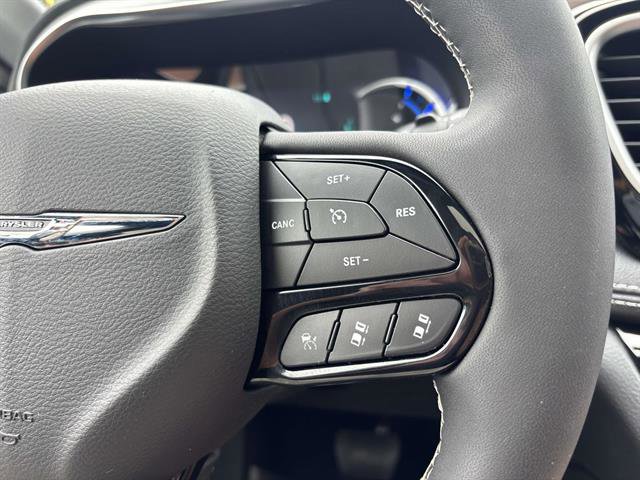 Used 2023 Chrysler Pacifica Limited w/ Uconnect Theater Family Group image 22