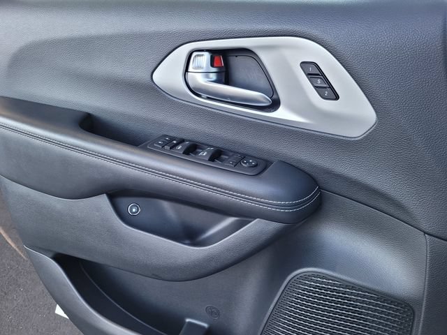 Certified 2024 Chrysler Pacifica Limited FWD image 14