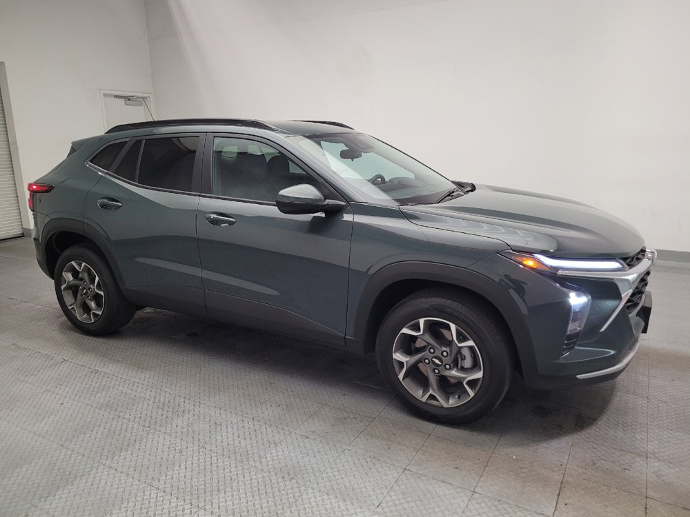 Used 2025 Chevrolet Trax LT w/ LT Convenience Package FWD image 11