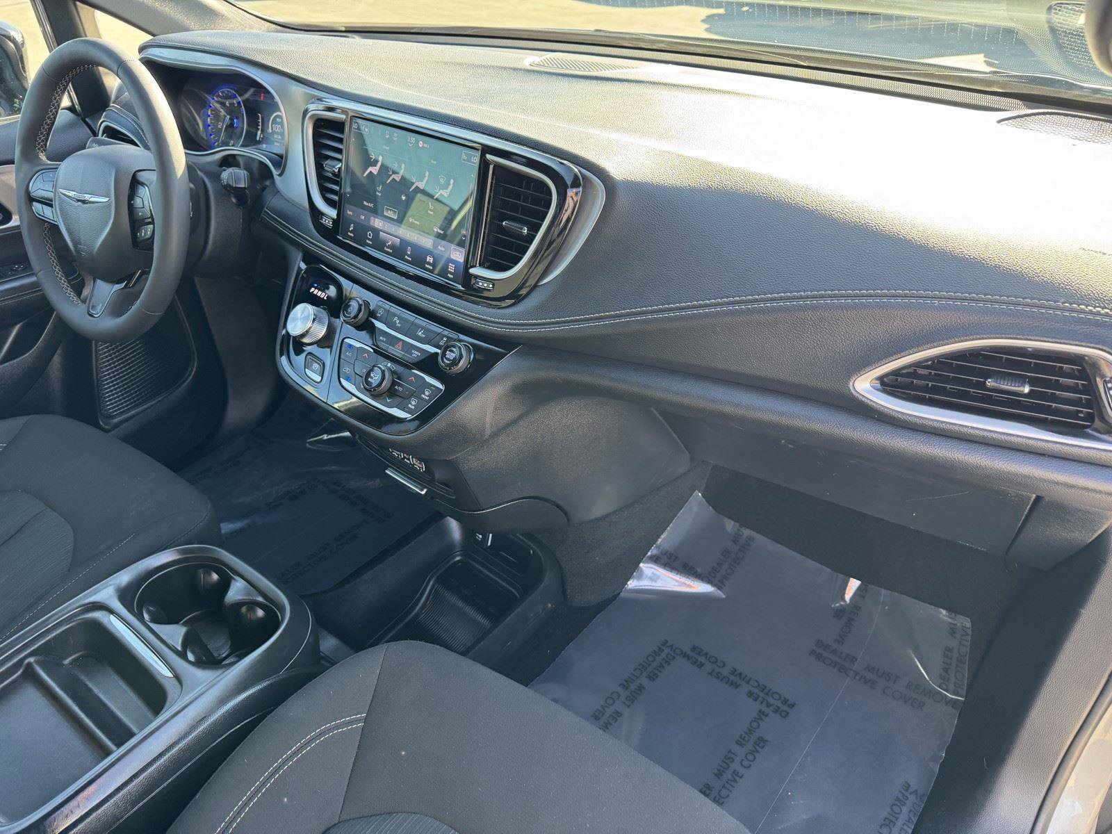 Used 2024 Chrysler Pacifica Touring FWD image 7
