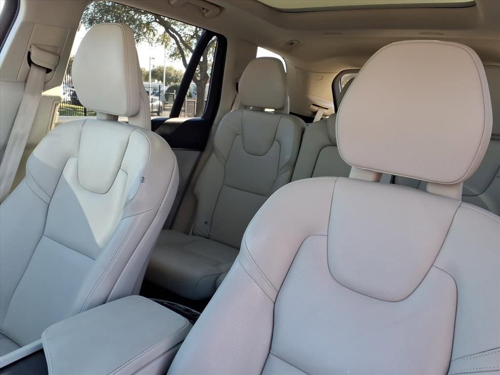 Used 2020 Volvo XC90 T6 Momentum w/ Protection Package Premier image 17