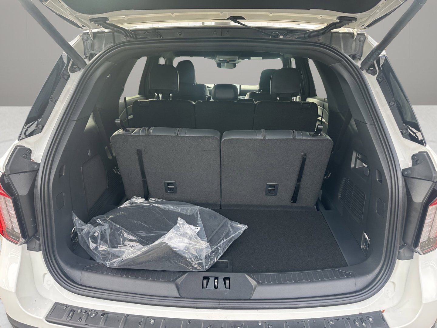 New 2026 Ford Explorer ST-Line w/ ST-Line Street Pack image 7