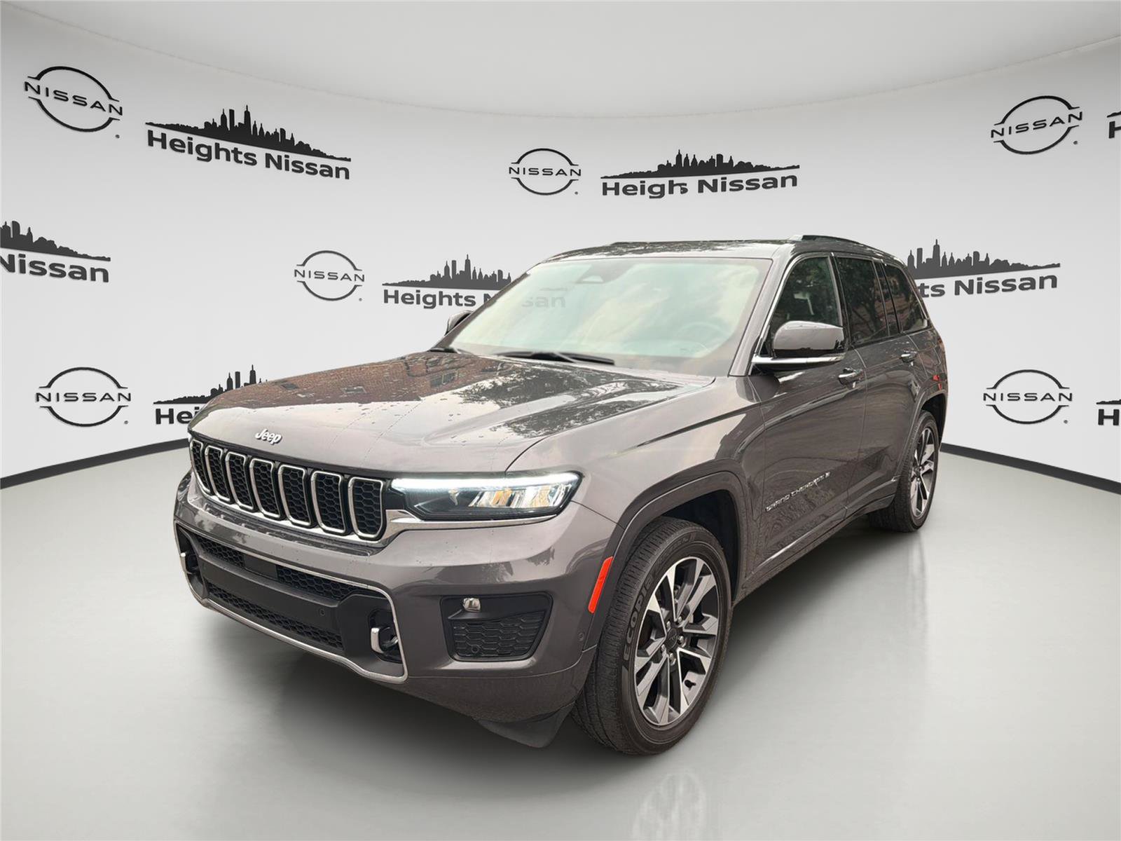 Used 2023 Jeep Grand Cherokee Overland AWD/4WD image 1