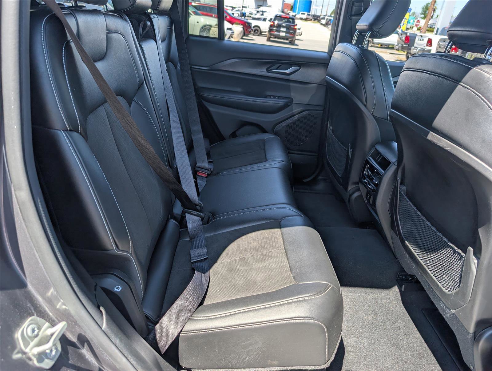 Used 2023 Jeep Grand Cherokee Altitude image 11