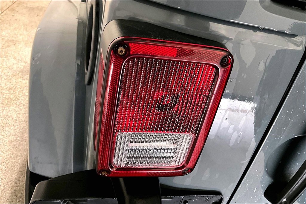 Used 2015 Jeep Wrangler Unlimited Sahara w/ Connectivity Group image 21