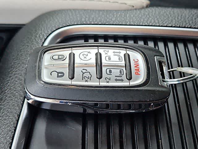 Used 2024 Chrysler Pacifica Limited FWD image 30