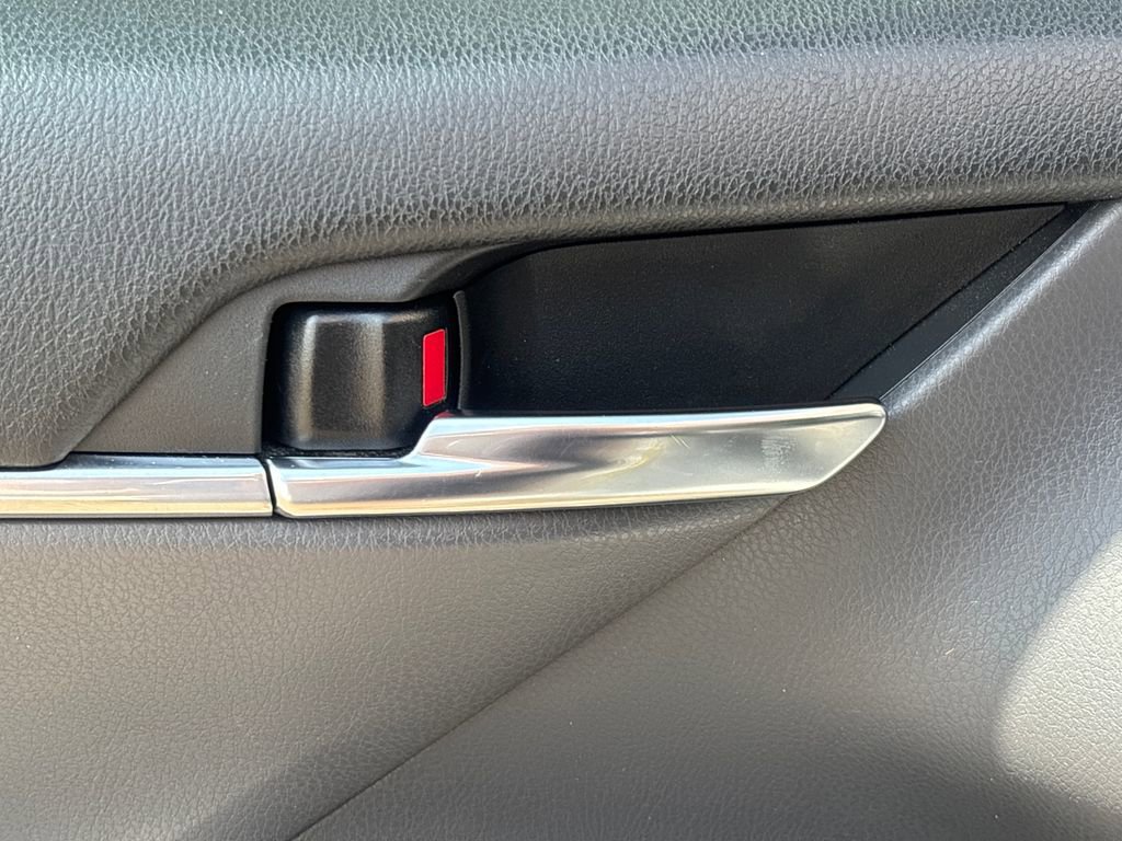 Used 2023 Toyota Camry SE image 8
