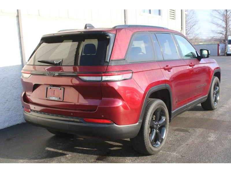 Used 2023 Jeep Grand Cherokee Altitude AWD/4WD image 3