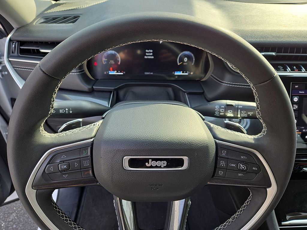 Used 2023 Jeep Grand Cherokee Laredo image 18