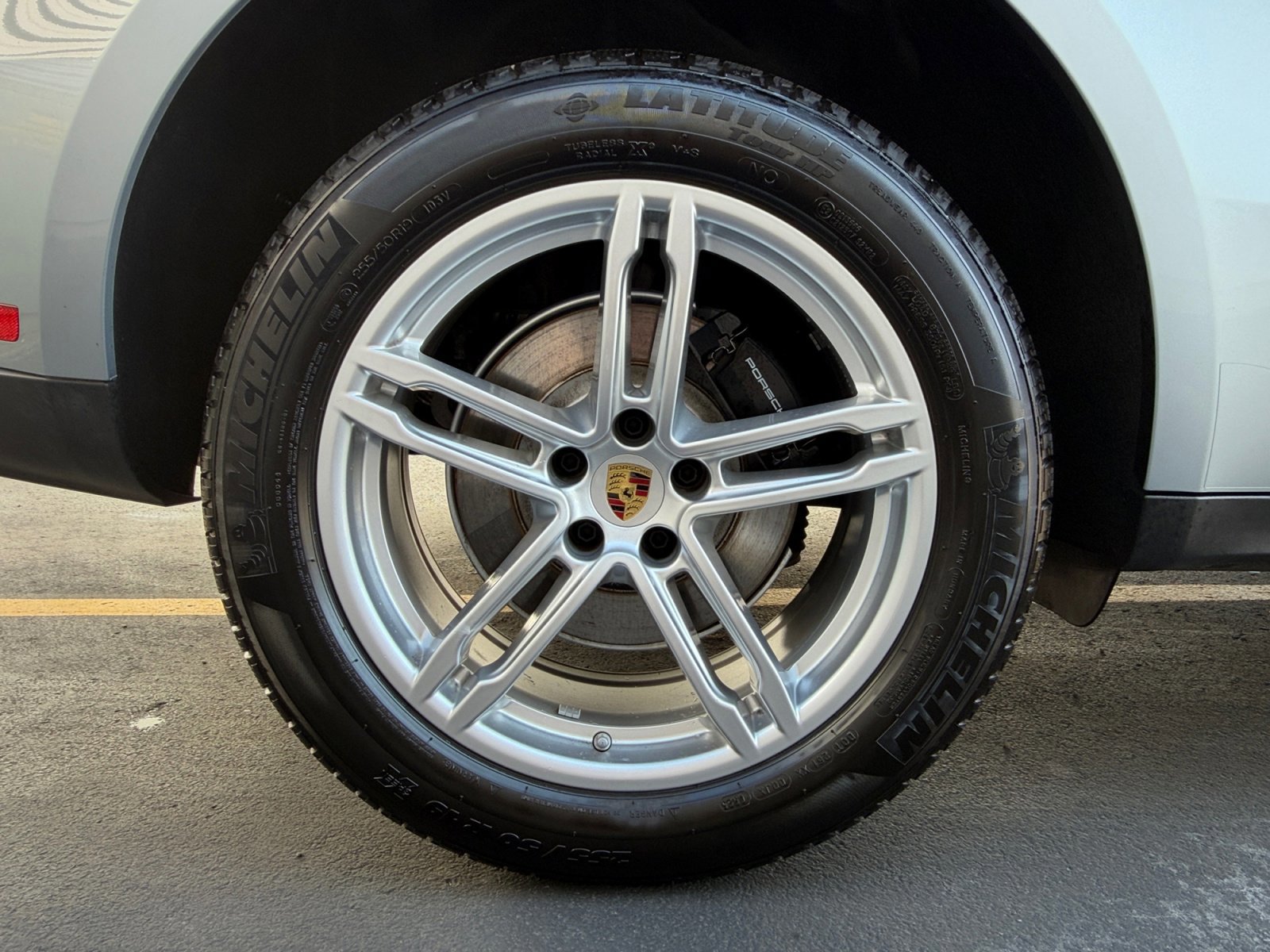 Certified 2025 Porsche Macan AWD/4WD image 9