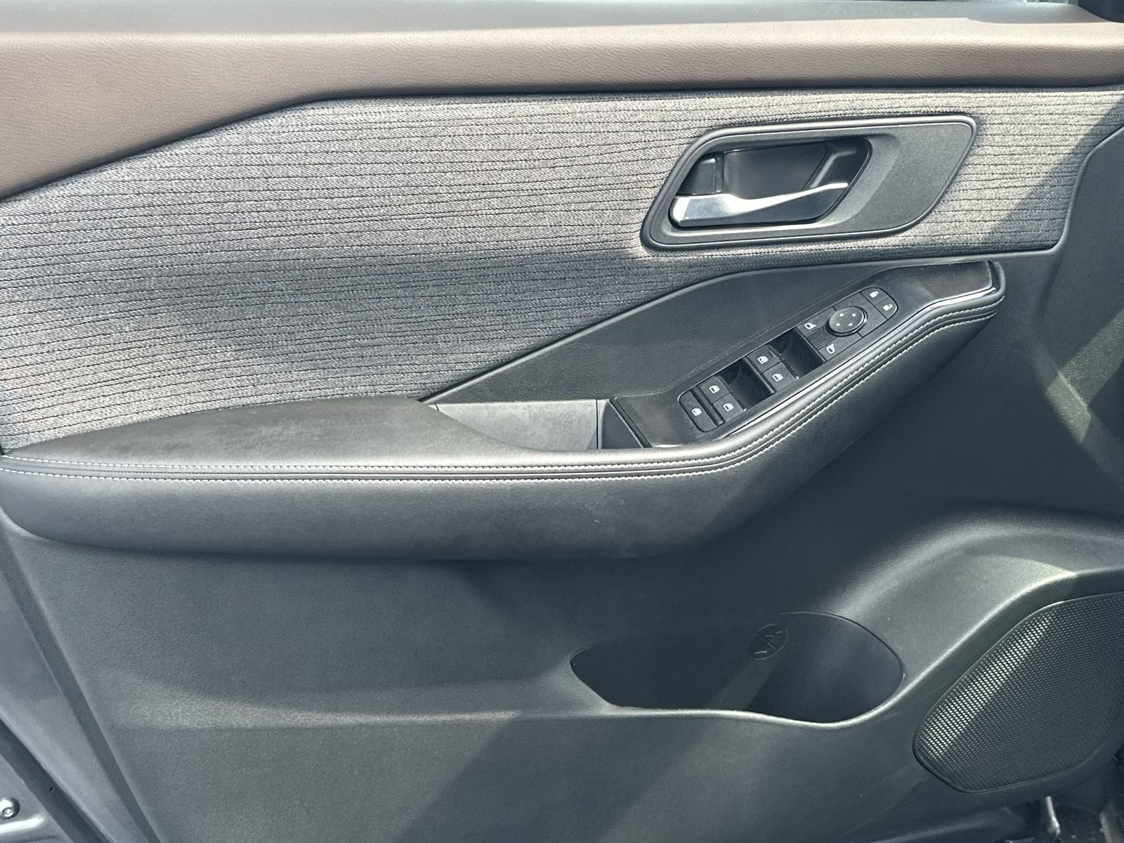 Used 2023 Nissan Rogue SV FWD image 14